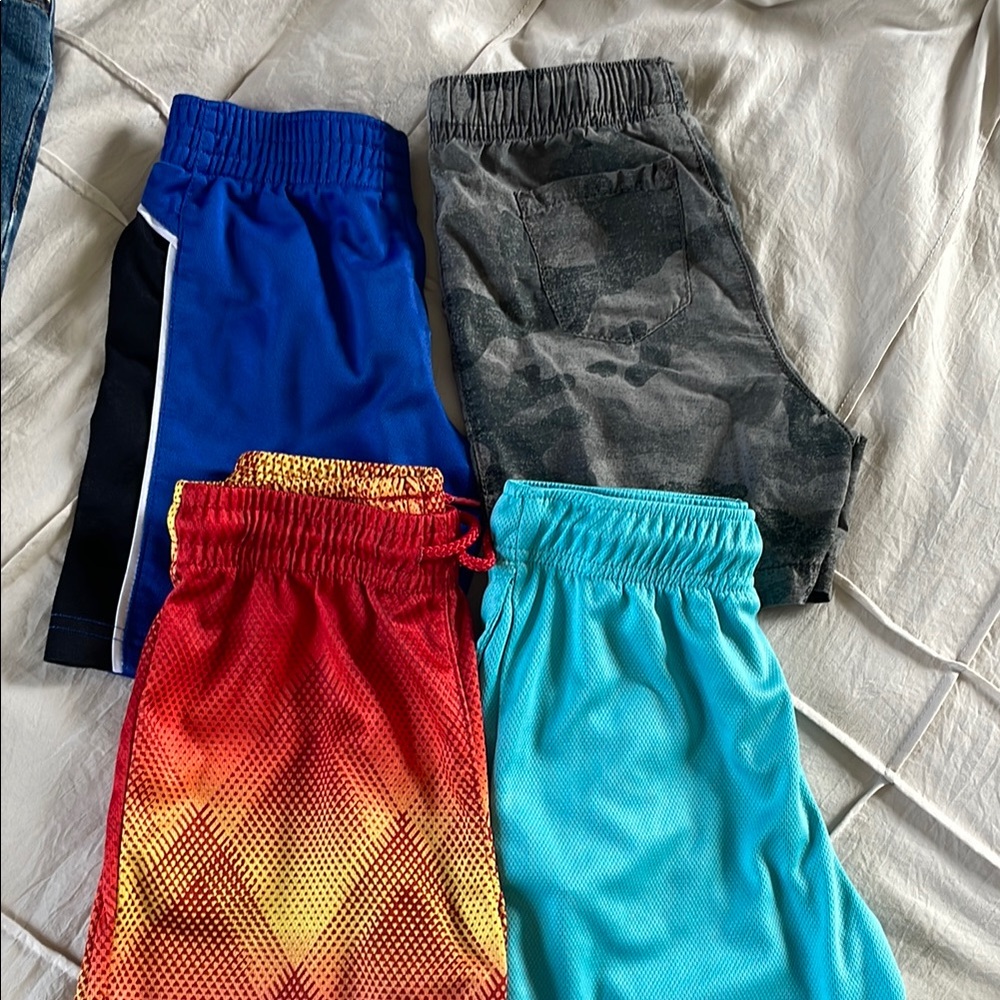 Well loved Kids Graphic T-Shirts and Shorts Bundle. Sized 3T- size 6 - Picture 8 of 8